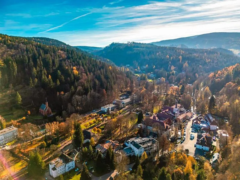 Jak szybko i wygodnie dojechać do Dusznik-Zdroju?