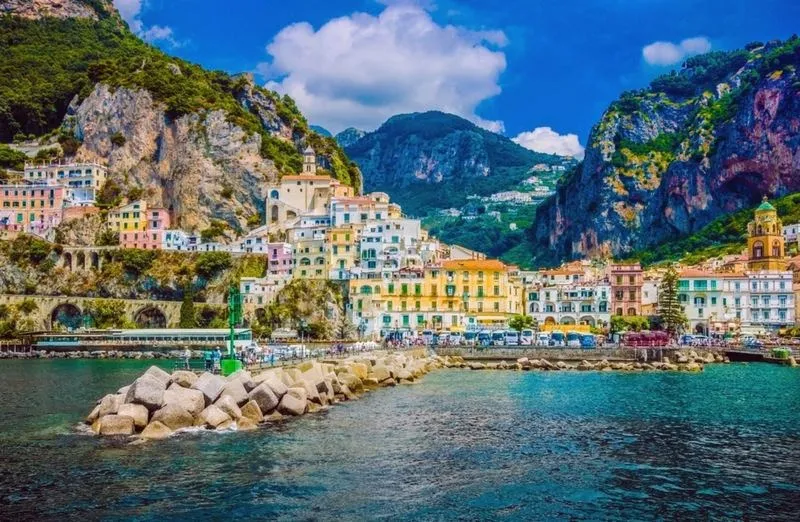 Praktyczny przewodnik: jak dojechać z lotniska w Neapolu do Amalfi?