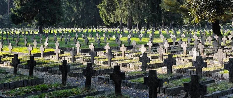 Wyjazdy do miejsc pamięci a turystyka: Kluczowe różnice, które warto znać