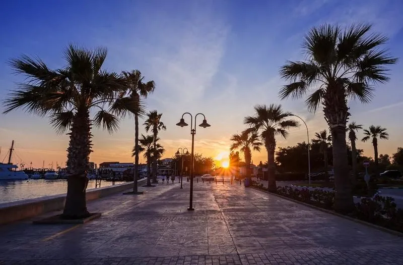 Dojazd z lotniska w Larnace do centrum